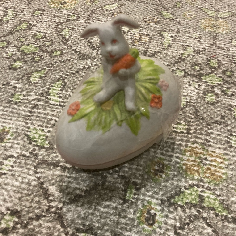Vintage Easter bunny trinket box
